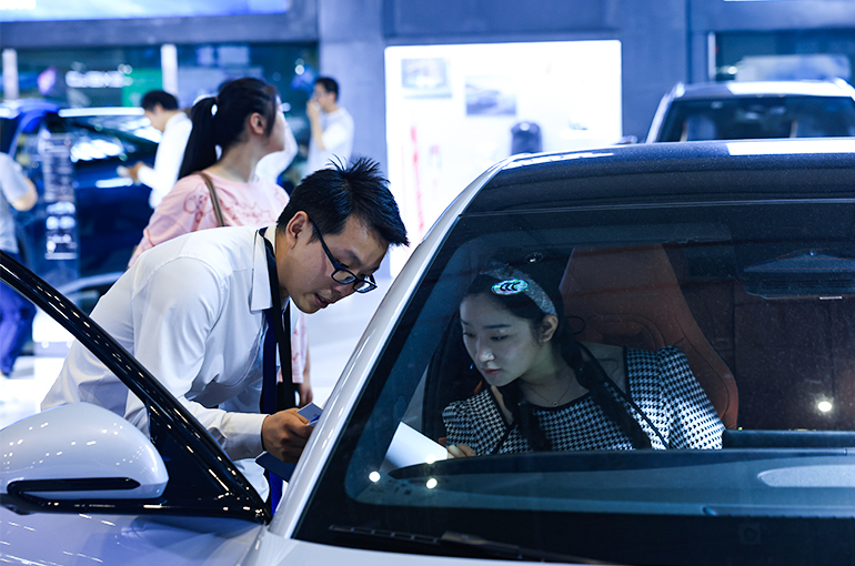 More than half of Chinese car dealers posted losses in the first half of the year due to the price war