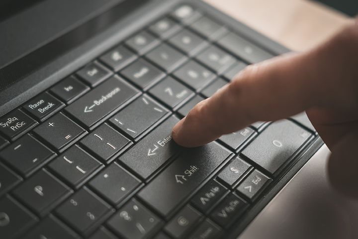 нажатие клавиши на клавиатуре.