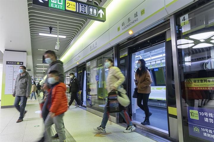 Beijing, Shanghai, Other Chinese Cities Drop Covid-19 PCR Tests for Public Transport 