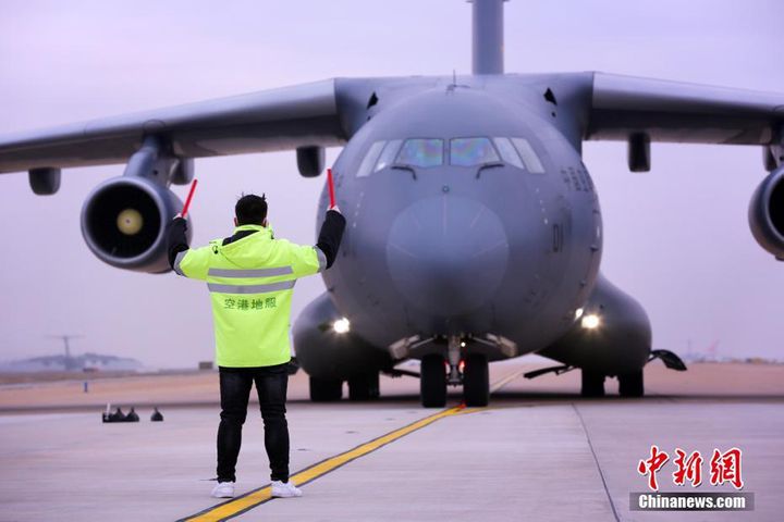 China Airlifts Medics, Supplies to Wuhan in Self-Developed Y-20 Heavy Transport Planes
