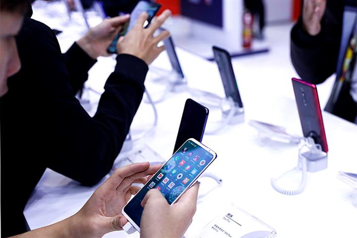 China’s Smartphone Sales Slumped 19% Last Year to Lowest in Eight Years