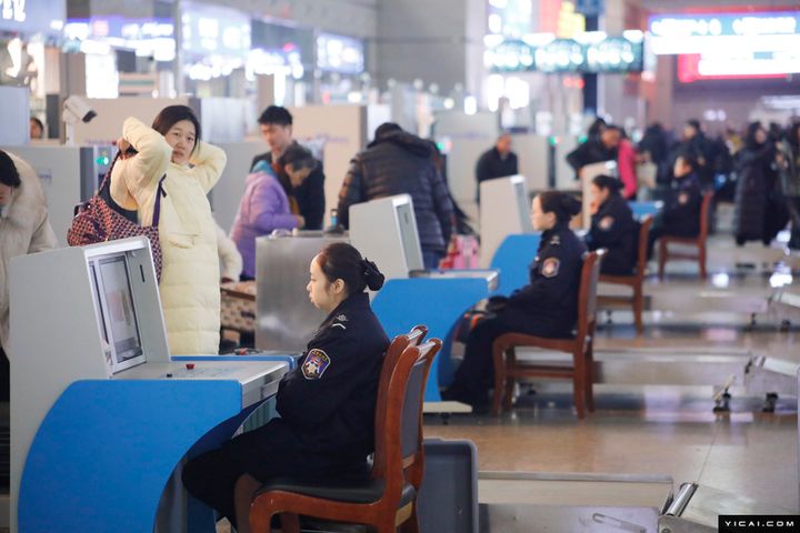 Nearly Half of Chinese Flying This Lunar New Year Are Homeward Bound