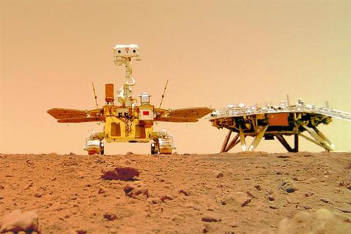 [In Photos] China's First Mars Mission Sends Back a Selfie