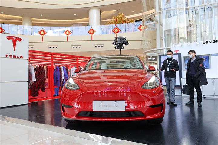 Tesla Bears Down on Chinese Rivals as Orders Surge on Price Cuts