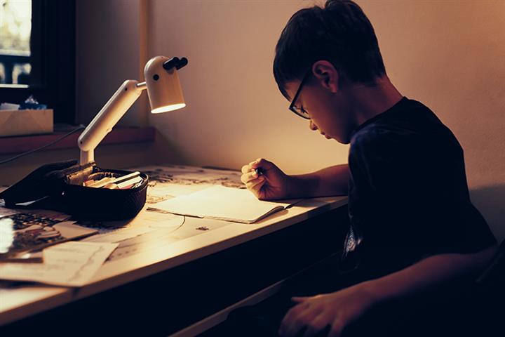 Youdao to Launch Smart Learning Lamp as Embattled Chinese Edtech Firms Turn to Hardware