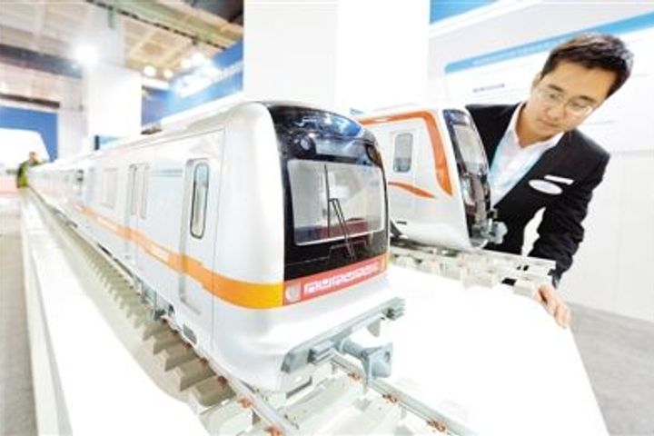 中国の無人メトロトレインが鉄道に乗り、年末までに旅客サービスを開始します