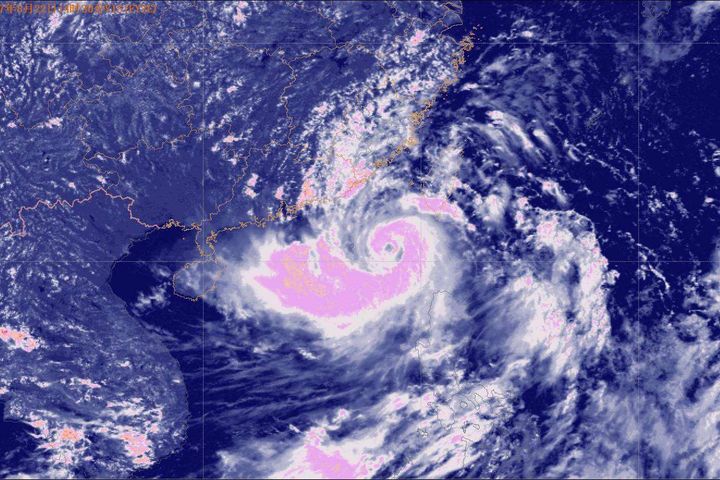 China Sounds Red Alert as Titanic Typhoon Hato Hammers Hong Kong, Macao, Makes Landfall in Guangdong