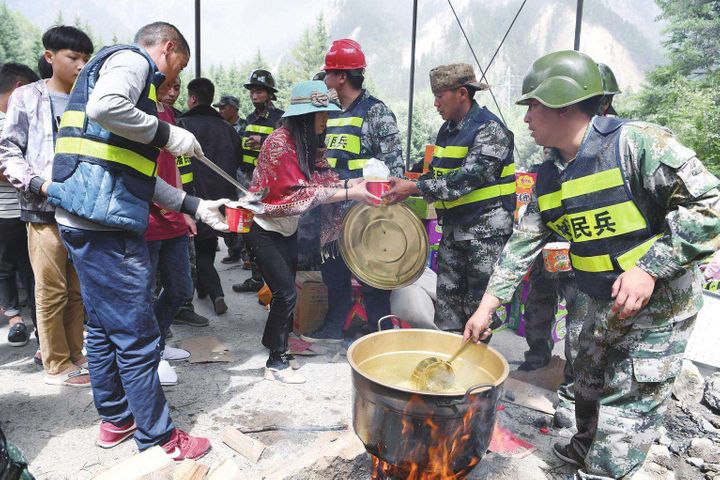 Nongovernmental Rescuers Get Involved in Jiuzhaigou Earthquake Relief Efforts