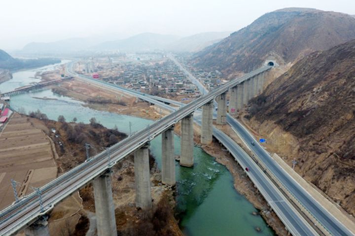 Railway Line Covering Western China Enters Commercial Operation After Nine Years of Construction