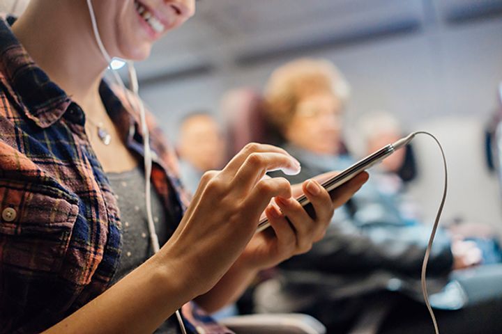 CAAC Lifts Blanket Ban on Use of Electronic Devices on Planes
