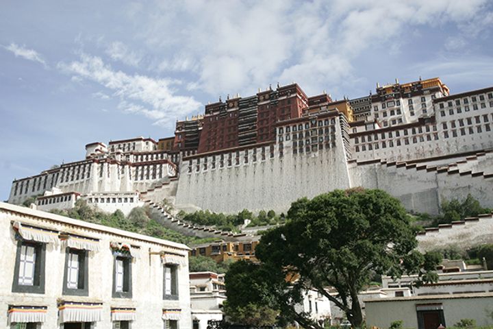 Tibet's Tourism Push Saw It Welcome 21 Million Visitors in First Eight Months