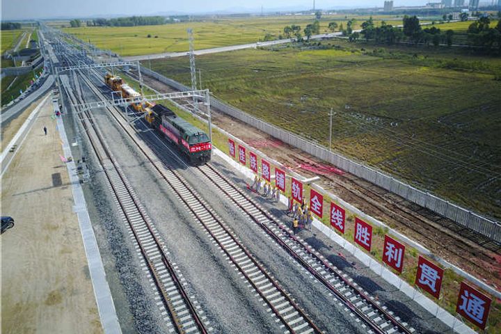 Workers Finish Laying Track for Harbin-Jiamusi High Speed Railway