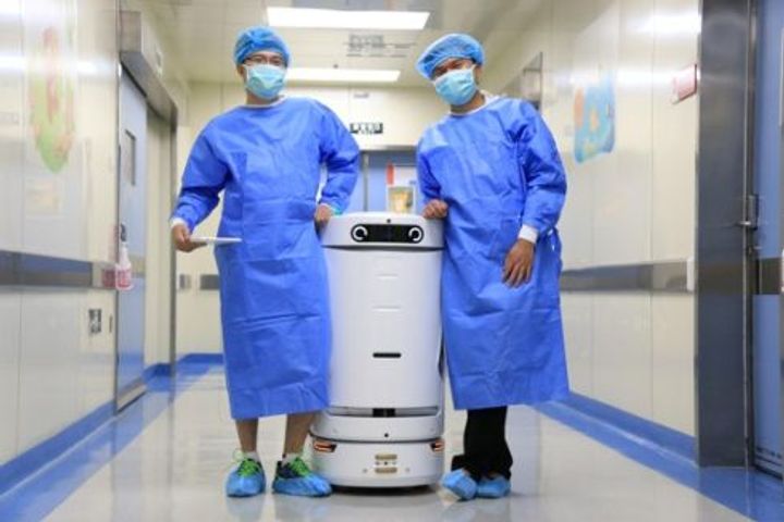 Drug-Dispensing Robots Start Work at Hospital in Guangzhou, Can Carry Out Work of Four People