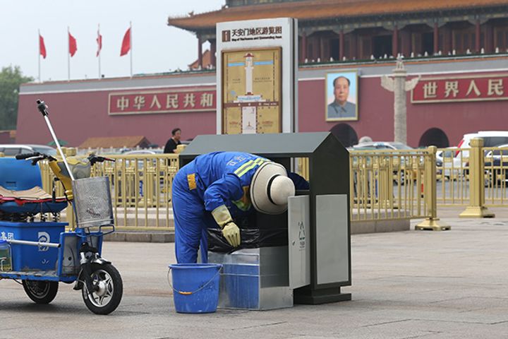 Tian'anmen Tourists Discard 53.5 Tons of Refuse Over Golden Week