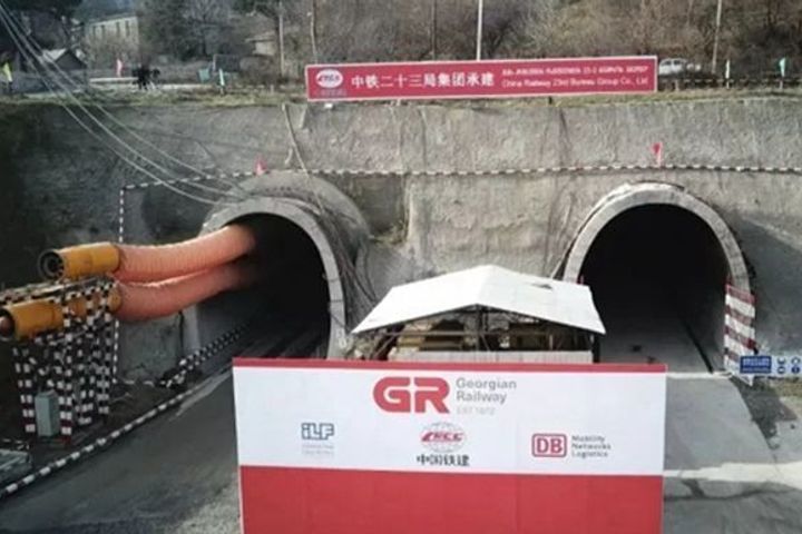 中国の鉄道会社がジョージア州最長のトンネルで退屈な作業を完了する