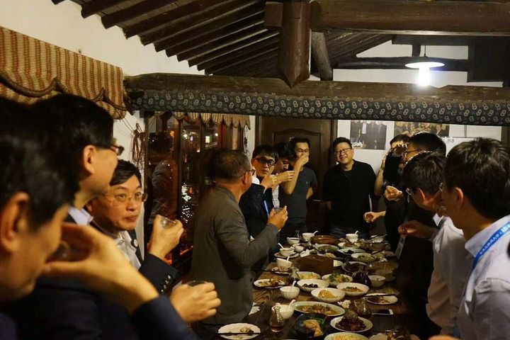 Ding Lei's Pork Dominates Discussions at Internet Industry Dinner Party