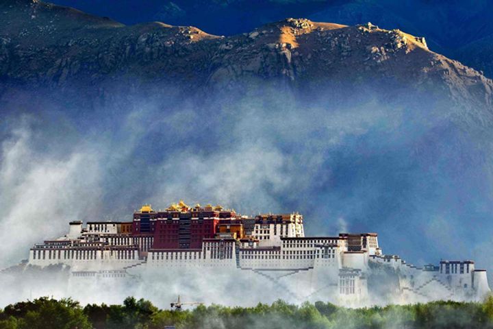 Tourists Can Enjoy Tibet's Chilly Attractions Gratis in Winter