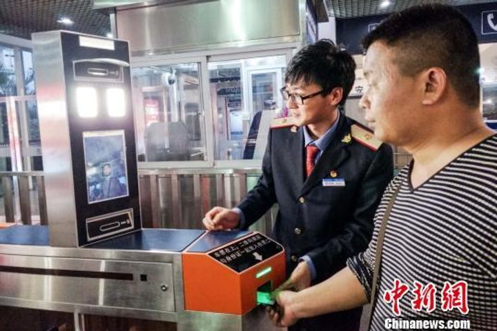 中国の海南省が駅で顔認識をもたらす