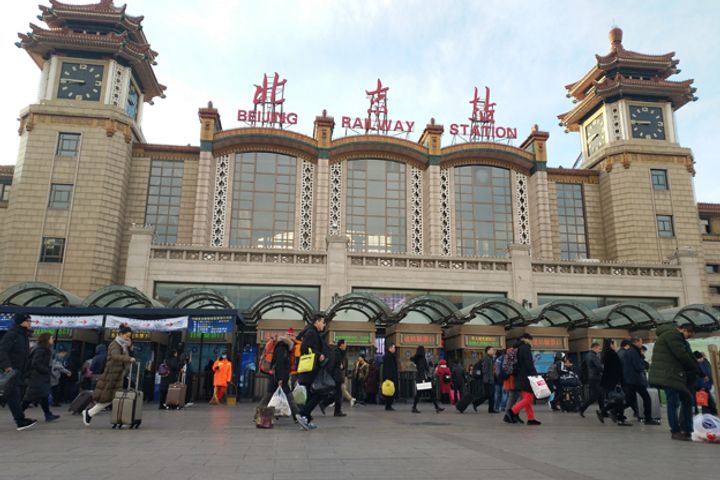 効率を高めるために顔スキャン機を設置する北京駅