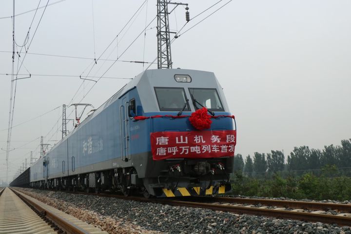 Colossal Coal Train Sets Off to Replace More Polluting Trucks in Northern China 