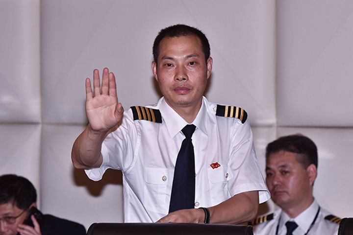 Chinese Pilot Recounts Landing Plane After Colleague Was Sucked Halfway Out of Cockpit