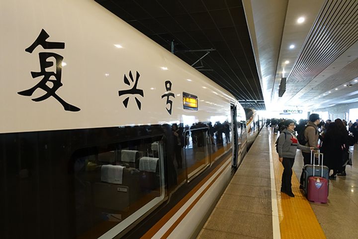 Passengers, Staff Complain About a Strange Smell on Fuxing Bullet Trains 