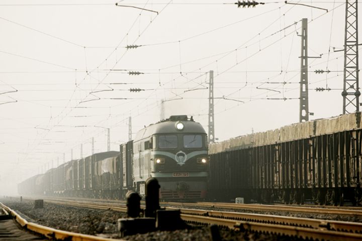 China Eases Curbs on Foreign Capital in Railroads to Diversify Investment