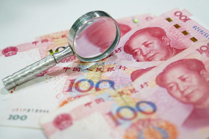 Chinese Yuan Tumbles, Two PBOC Bosses Say Its Level Is Fine