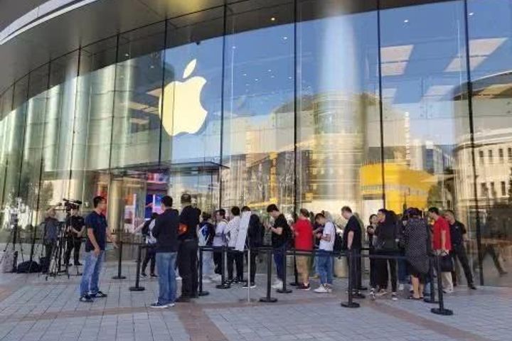 Apple's Beijing Store Fails to Pull Crowds as New iPhones Hit China
