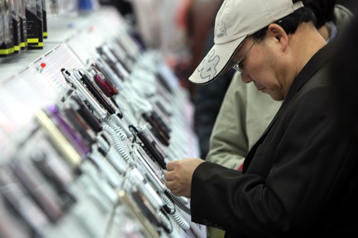 Chinese Consumers Favor Local Brands as Phone Sales Slide 11.7%