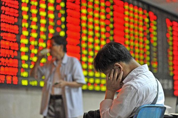 Chinese Stocks Plunge to Four-Year Low Amid Global Slide