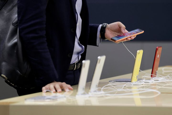 China's Sluggish New iPhone Sales May Force Layoffs at Foxconn