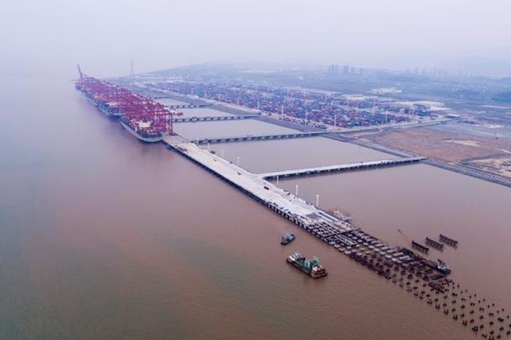 China's Largest Container Port Takes Shape in Zhejiang Province