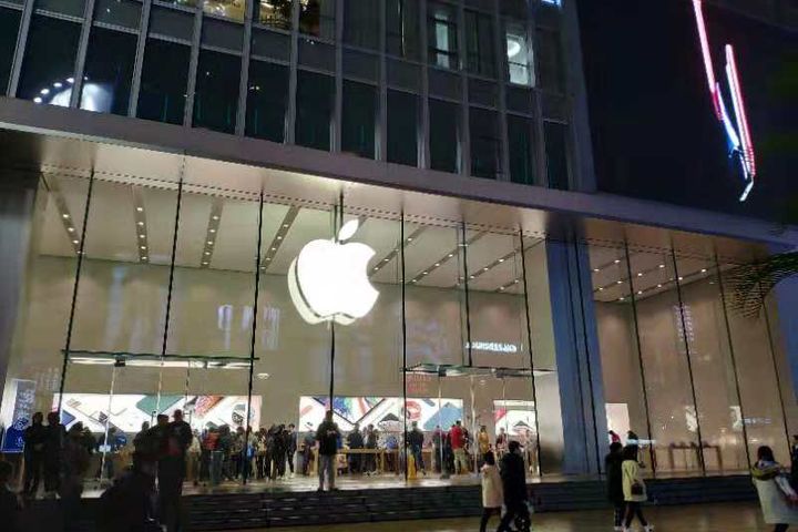 Banned iPhones Remain on Sale at Apple Flagship Stores in Shanghai