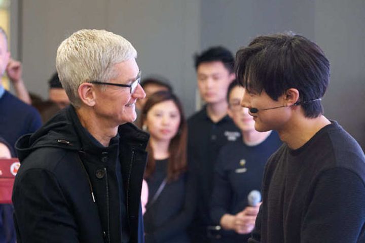 Tim Cook Arrives in Beijing to Promote Apple Music in China