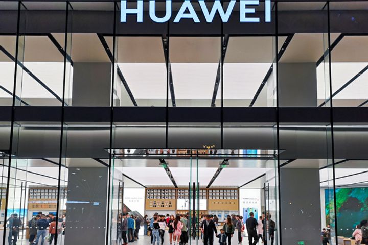 Huawei Aims to Overthrow Apple This Year by Boosting Posh Smartphone Sales