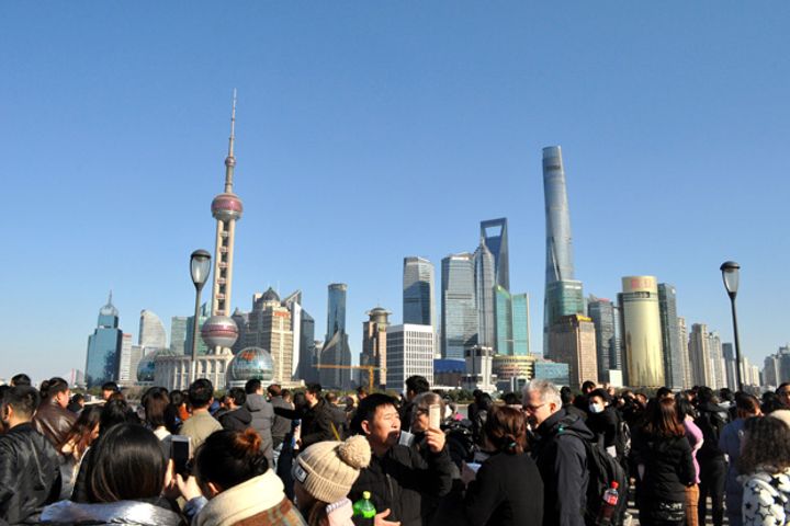 Shanghai Aims to Bring in 10 Million Foreign Tourists Next Year, Mayor Says