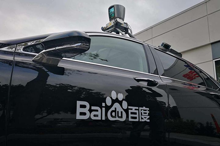 Baidu Plans to Run Commercial Self-Driving Pilots This Year, Robin Li Says
