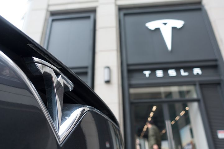 Tesla Shares Tumble After Car Spontaneously Combusts in Shanghai