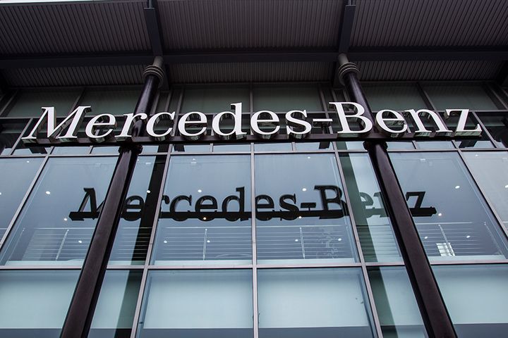 Mercedes-Benz Probes Car Sale in China as Video of Tearful New Owner Goes Viral