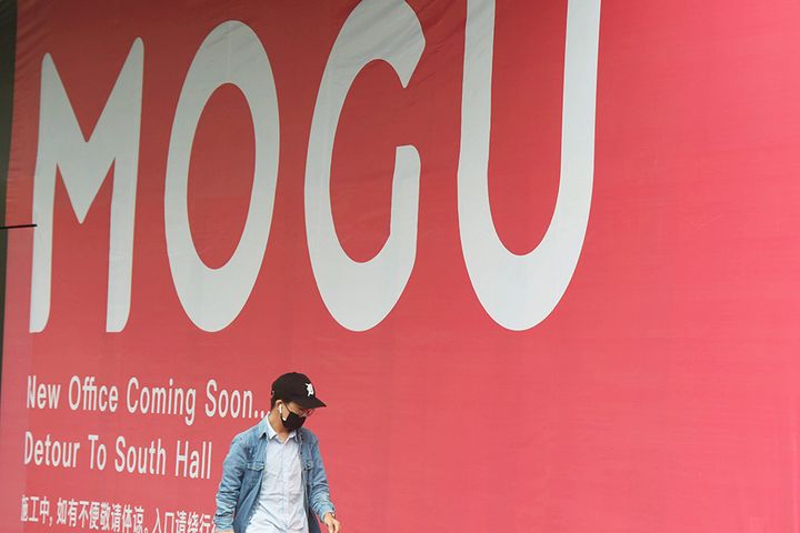 Shares in Tencent-Backed E-Commerce Firm Fall as User Growth Stagnates