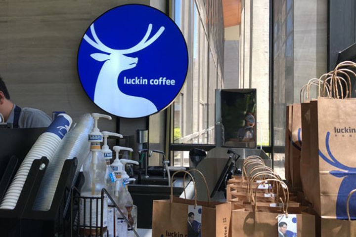 Luckin Coffee Aims to Outdo Starbucks 2:1 for China Store Openings
