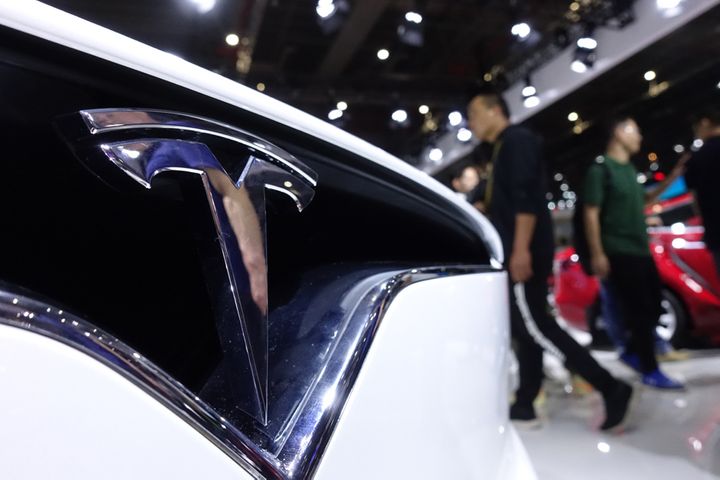 Battery Glitch Sparked Vehicle Blaze, Tesla Says, Not System Defect