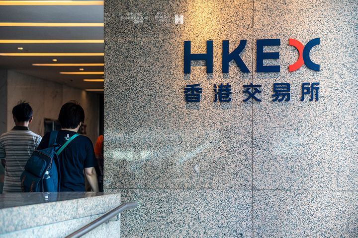 Hong Kong Arrests Ex-IPO Chief, Two Associates, on Corruption Charges