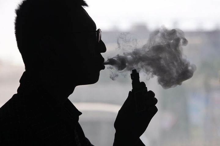 China to Draw Up E-Cigarette Standards for This Year