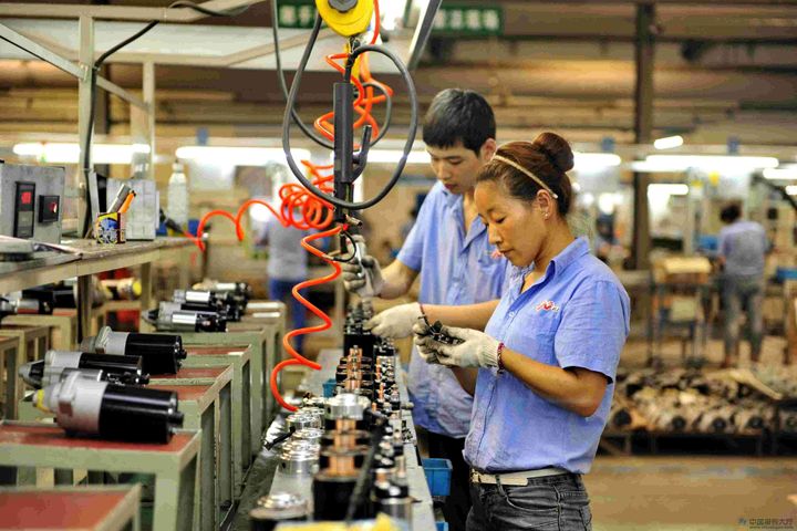  Chinese Manufacturing Grew 6% in First Half