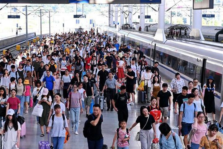 中国の列車は8月に3億7100万人の乗客を運び、新しい1か月の高値を設定しました