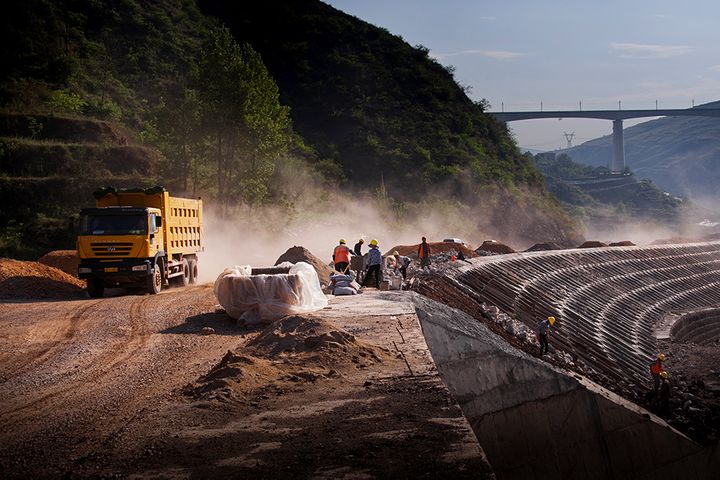 China's Fixed-Asset Investment in Roads, Waterways, Transport Climbed in Three Quarters