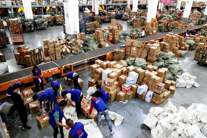 Chinese Logistics Firms Work Overtime to Handle Record Double 11