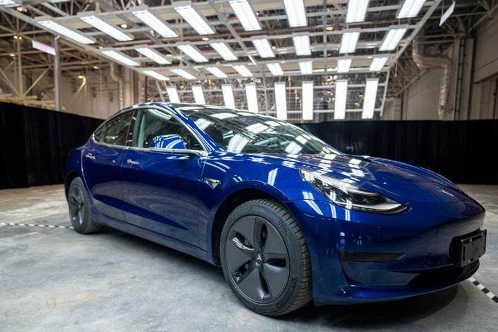  Tesla Rolls out First China-Made Cars